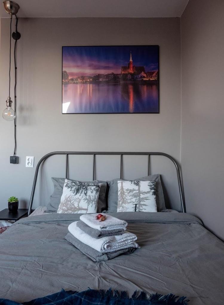 Bed, Bedroom, towels