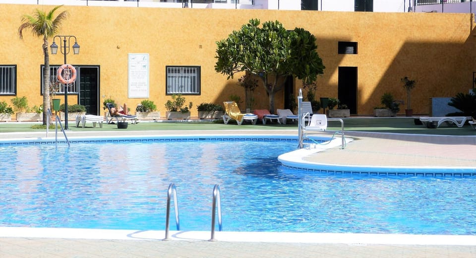 Day, Swimming pool