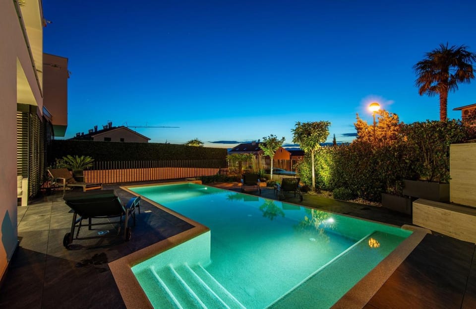 Night, Pool view, Swimming pool, Swimming pool, sunbed