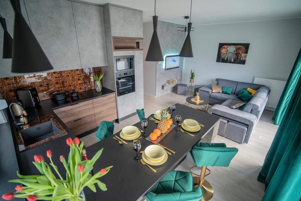 Bed, Balcony/Terrace, Living room, Seating area, Dining area, Bedroom, Mountain view