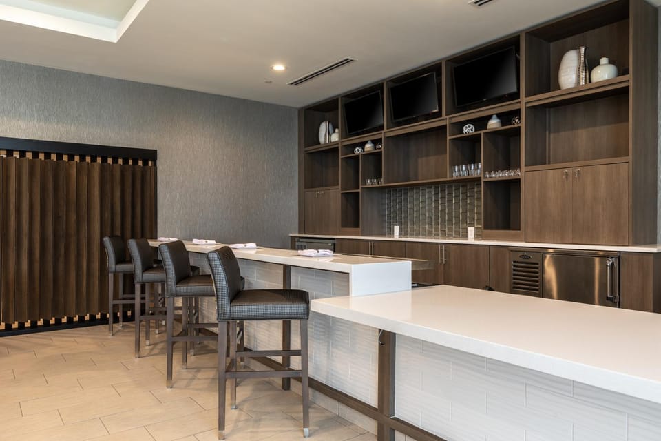 Restaurant/places to eat, Food, Alcoholic drinks, Non alcoholic drinks