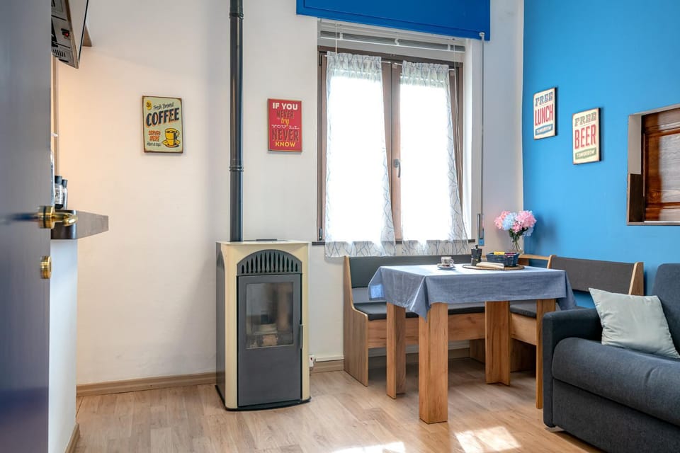 Living room, Seating area, internet