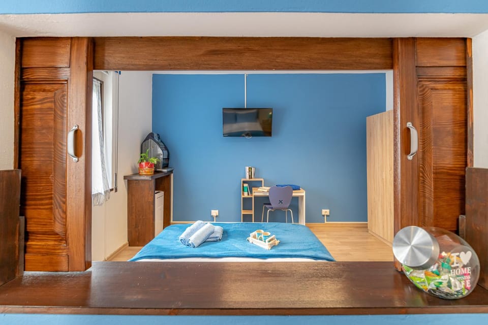 TV and multimedia, Seating area, Bedroom