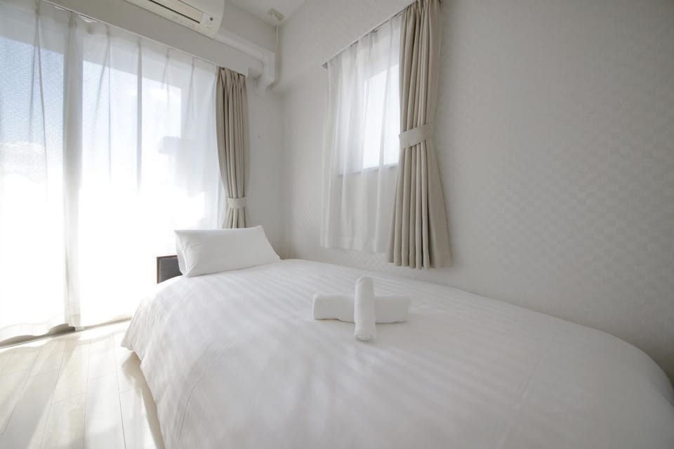 Bed, air conditioner