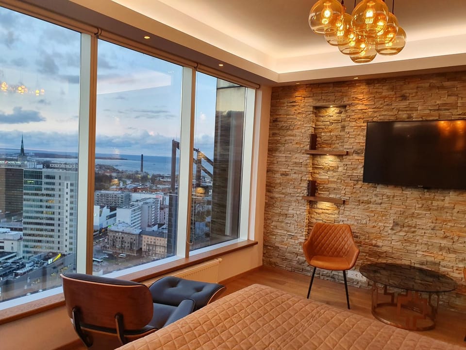 Skyview Suite - Breathtaking Views From Bed and From Jacuzzi. City Center Skyscraper Upper Floors Apartment in Tallinn