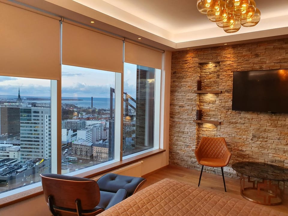 Skyview Suite - Breathtaking Views From Bed and From Jacuzzi. City Center Skyscraper Upper Floors Apartment in Tallinn