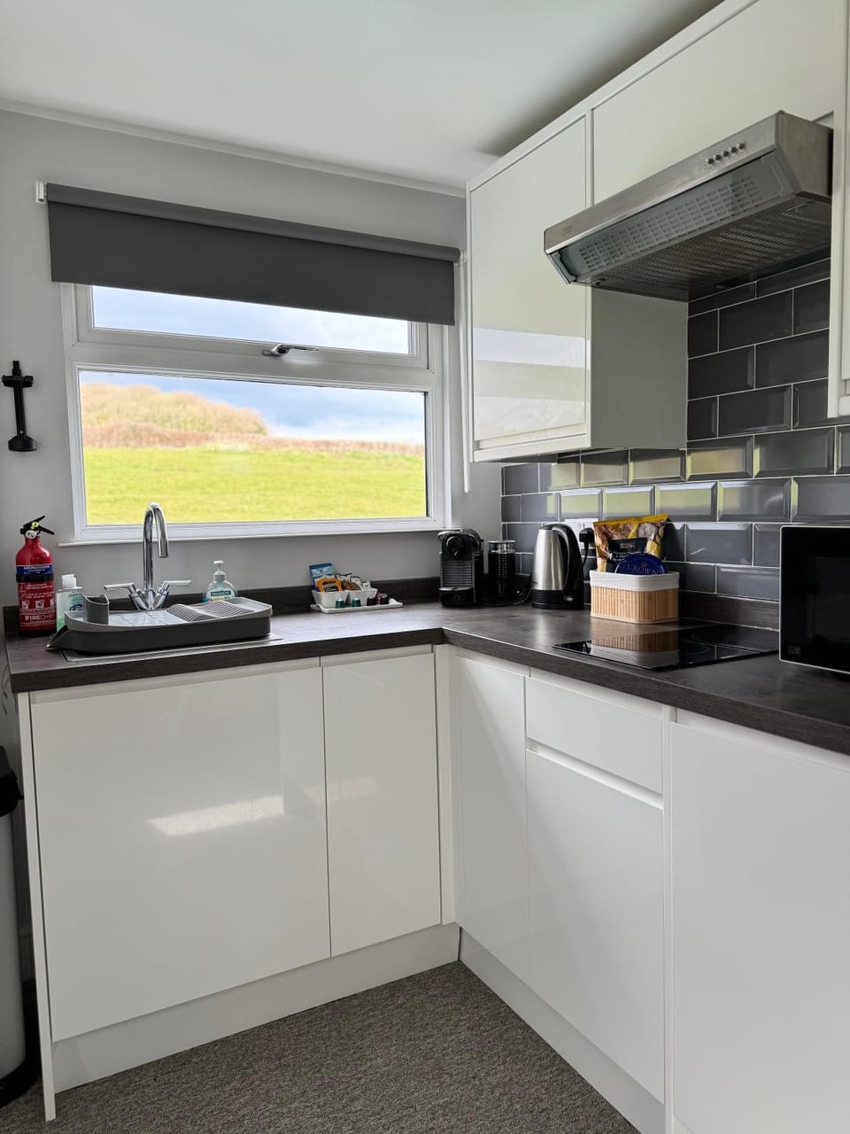 Coffee/tea facilities, Kitchen or kitchenette, stove