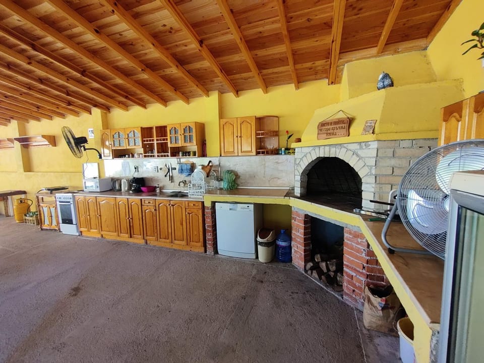 Kitchen or kitchenette, dishwasher, oven, stove
