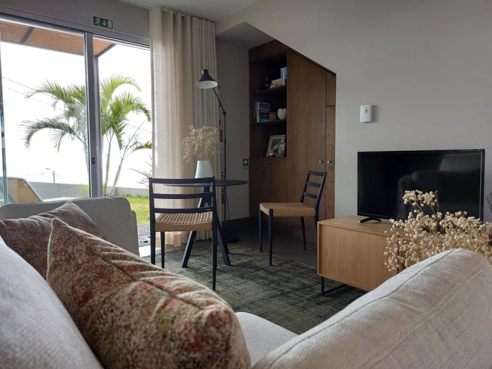 TV and multimedia, Living room, Seating area, Garden view, Breakfast