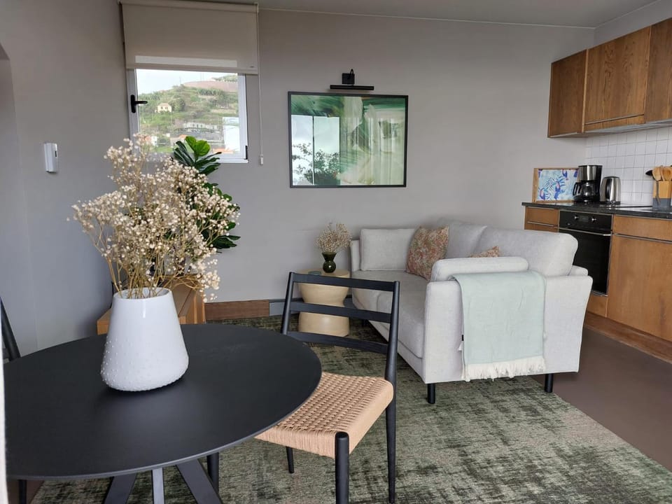 Kitchen or kitchenette, Living room, Breakfast