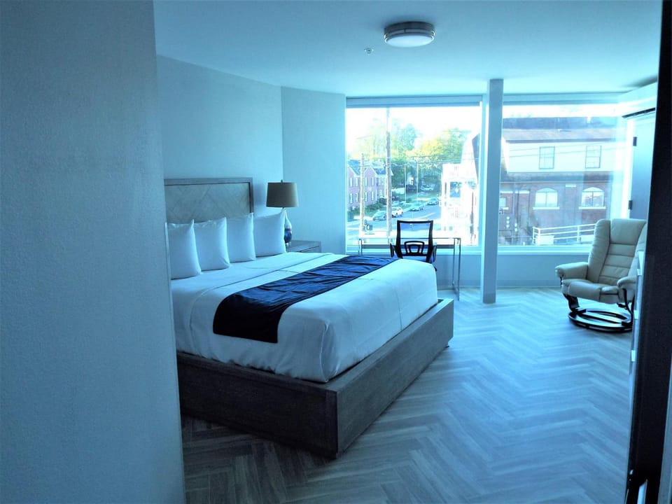 Bed, Day, People, Autumn, On site, Guests, City view, Landmark view, Street view, Alcoholic drinks, children, young children, older children, Family