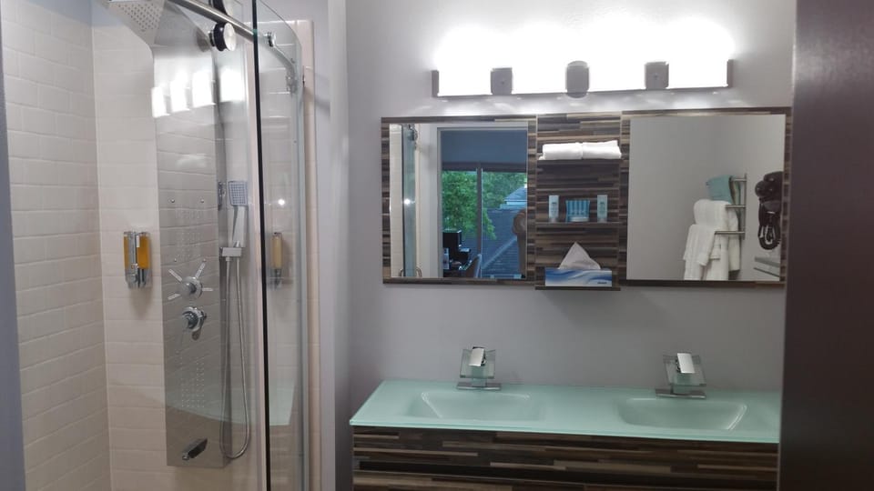 Day, People, People, Bathroom, On site, City view, Landmark view, Street view, Family, Family