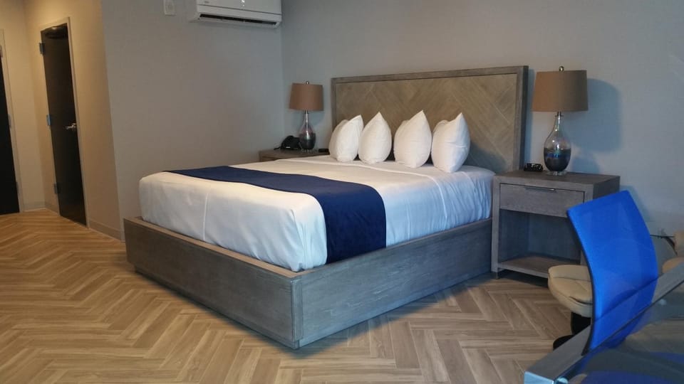 Bed, People, View (from property/room), Photo of the whole room, Bedroom, Guests, City view, Street view, Alcoholic drinks, group of guests, Family