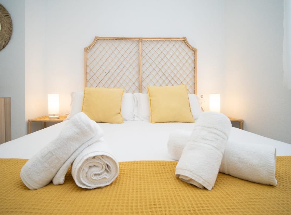 Bed, Photo of the whole room, Bedroom, towels
