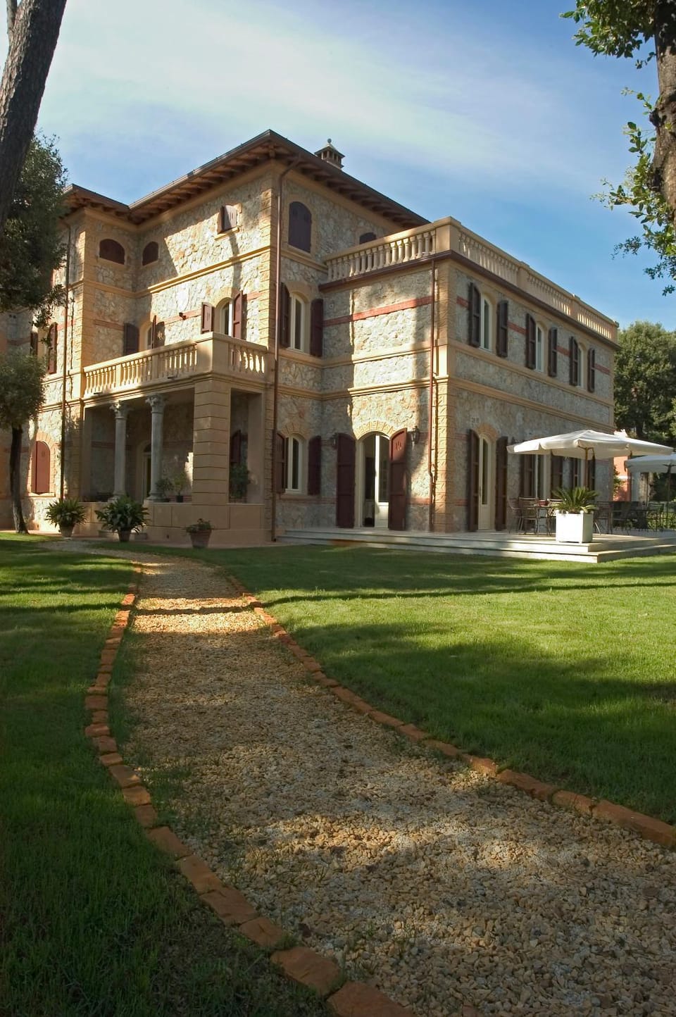 Facade/entrance, Day, Summer, Garden
