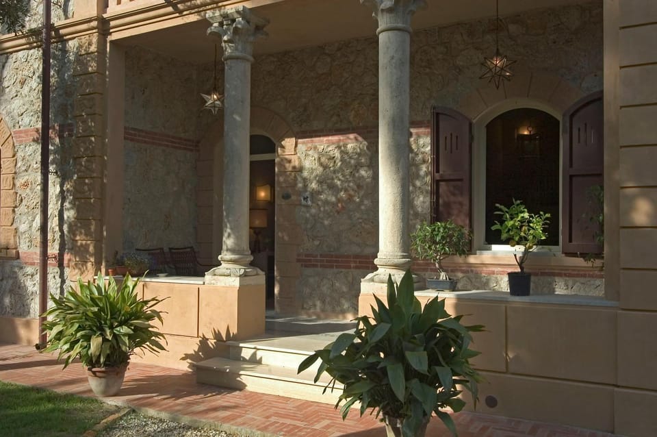 Facade/entrance
