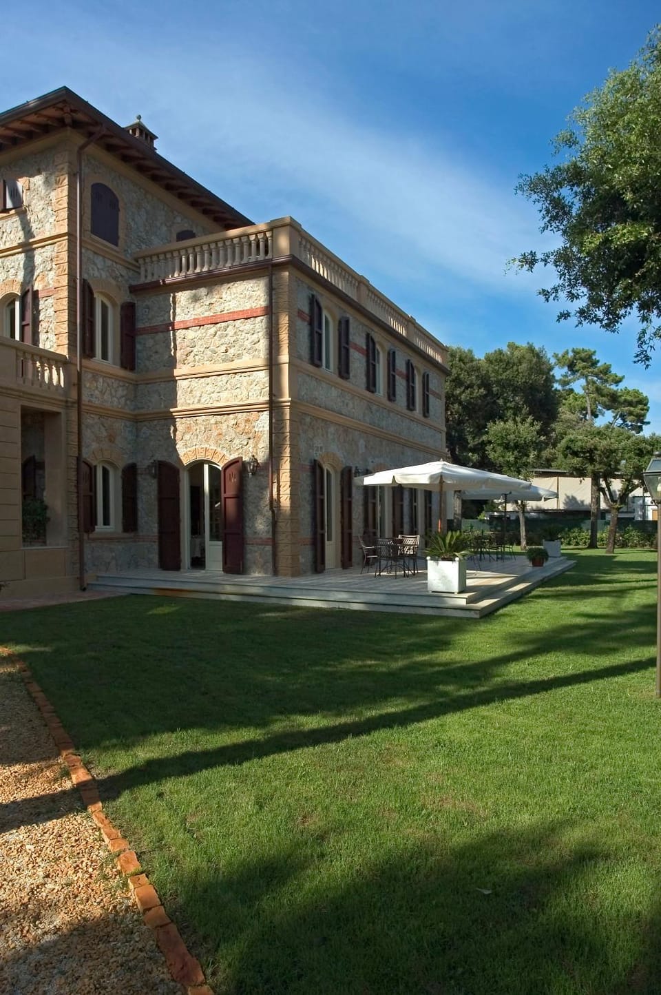 Property building, Day, Summer, Garden