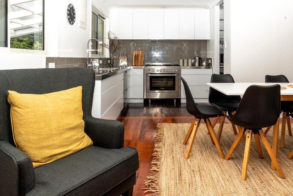 Kitchen or kitchenette, Living room, Seating area, Dining area