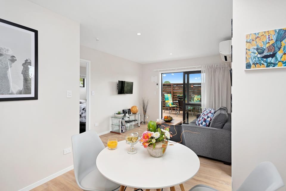Communal lounge/ TV room, Seating area, Dining area, Evening entertainment