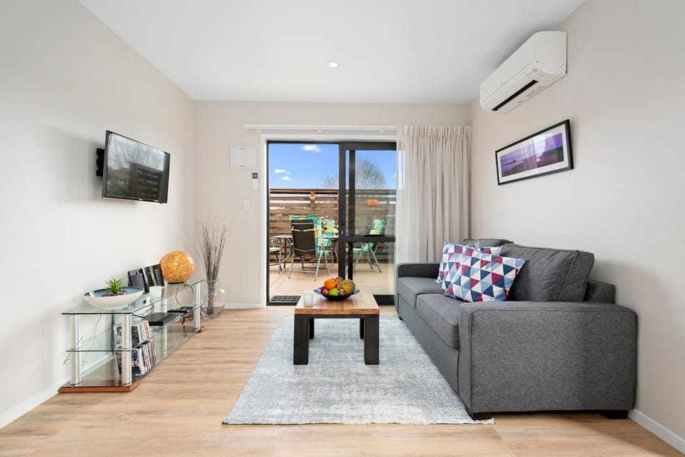 Communal lounge/ TV room, TV and multimedia, Living room, Seating area, Evening entertainment