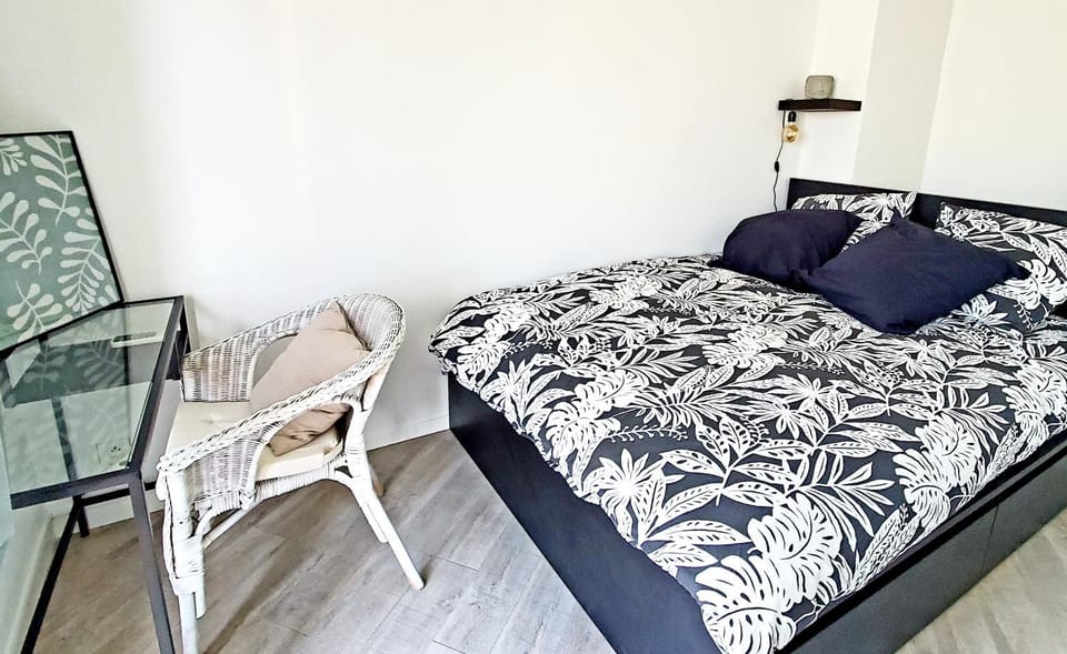 Photo of the whole room, Bedroom