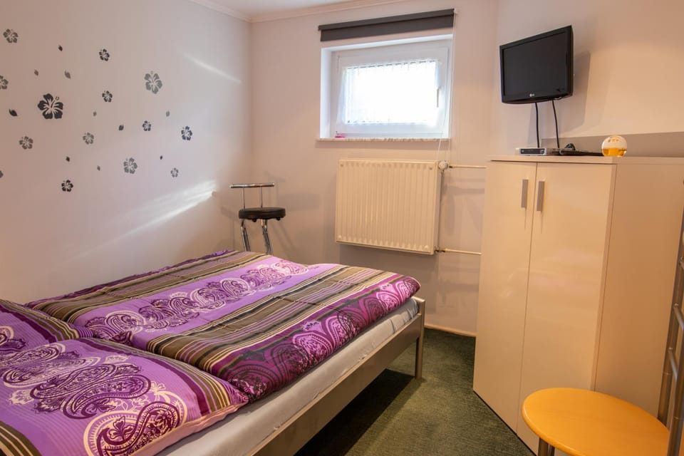 Bed, TV and multimedia, Bedroom