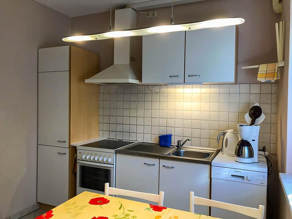 Coffee/tea facilities, Kitchen or kitchenette, Seating area, Dining area