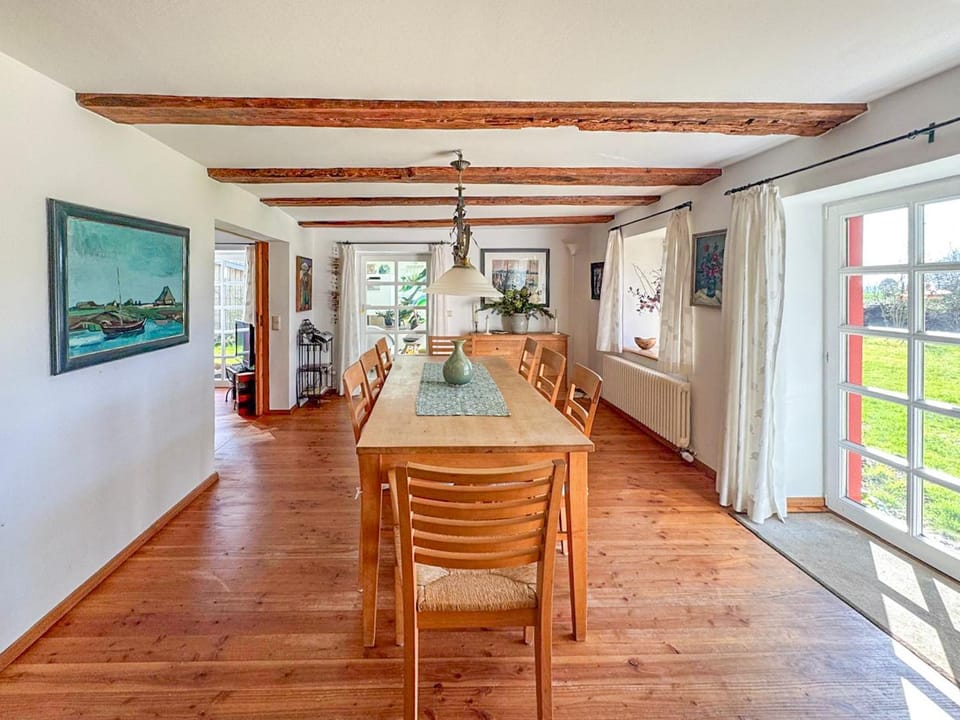 Photo of the whole room, Dining area