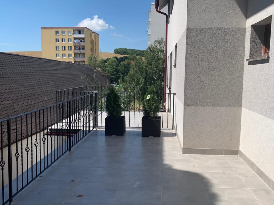 Neighbourhood, Balcony/Terrace