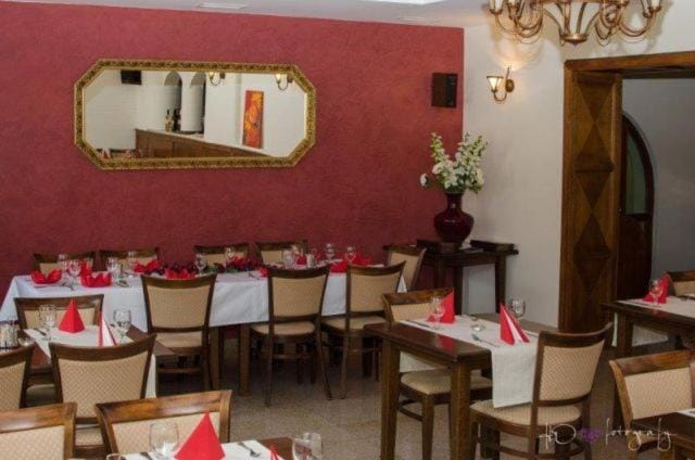 Restaurant/places to eat, Lounge or bar
