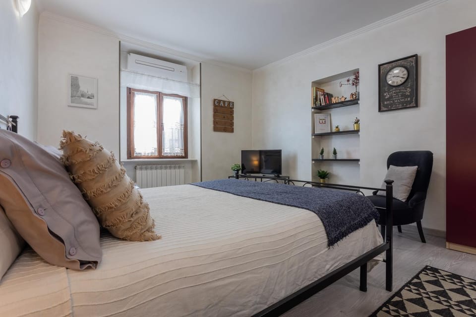 Bed, TV and multimedia, Living room, Photo of the whole room, Seating area, Bedroom