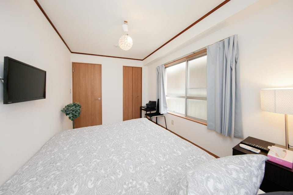 Bed, TV and multimedia, Bedroom, wardrobe