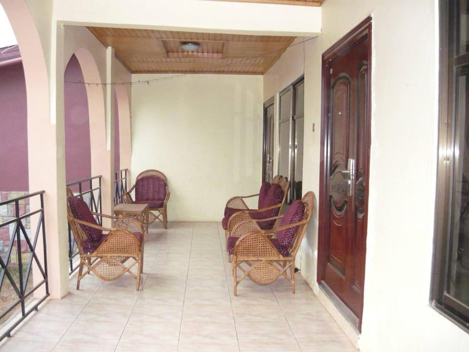 3 Bed House Sleeps 6 - Parking Wifi Generator House in Kumasi