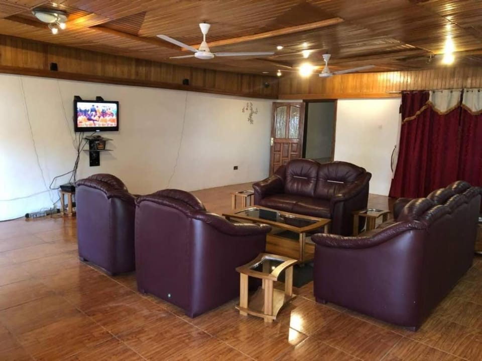 3 Bed House Sleeps 6 - Parking Wifi Generator House in Kumasi