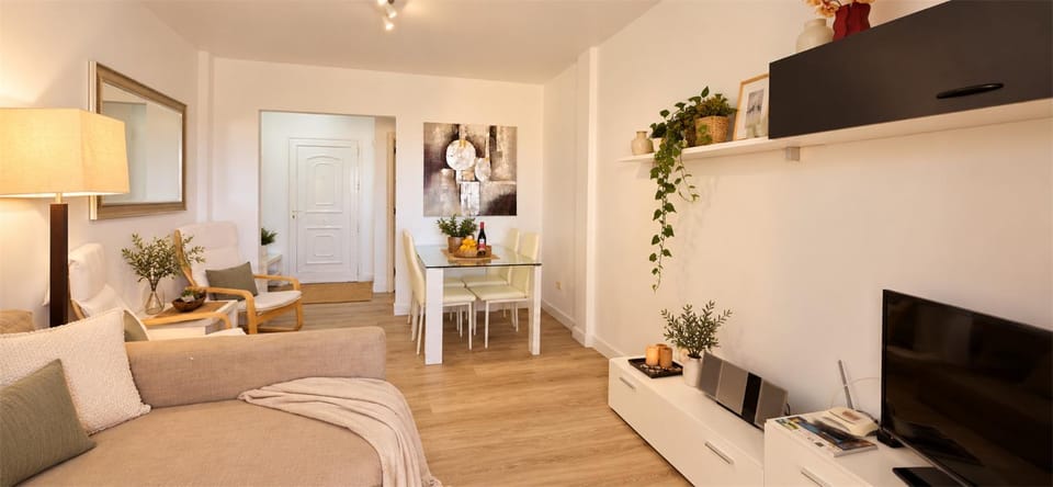 Communal lounge/ TV room, TV and multimedia, Living room, Seating area, Evening entertainment