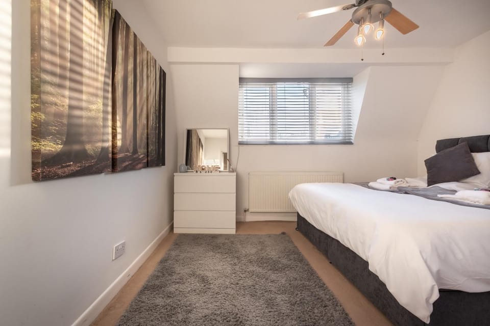 BEST PRICE! LARGE HOME - SMART TV - COMFY BEDS - GARDEN - 4 Single Beds or 2 Doubles! SLEEPS UP TO 4 GUESTS!! Apartment in Portsmouth