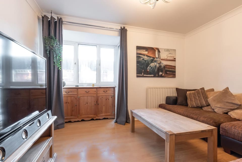 BEST PRICE! LARGE HOME - SMART TV - COMFY BEDS - GARDEN - 4 Single Beds or 2 Doubles! SLEEPS UP TO 4 GUESTS!! Apartment in Portsmouth