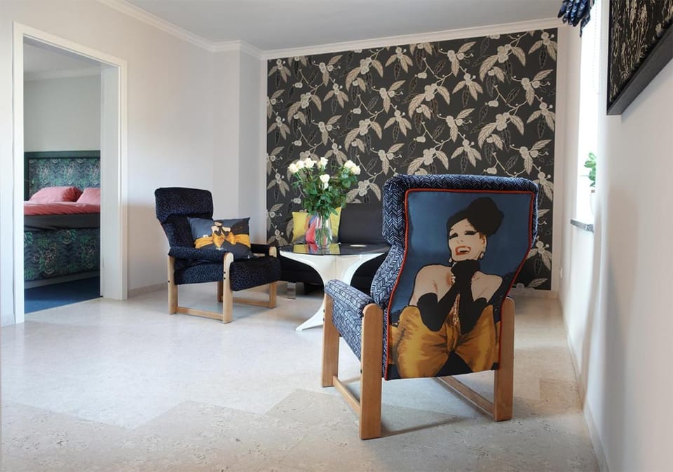 Living room, Seating area