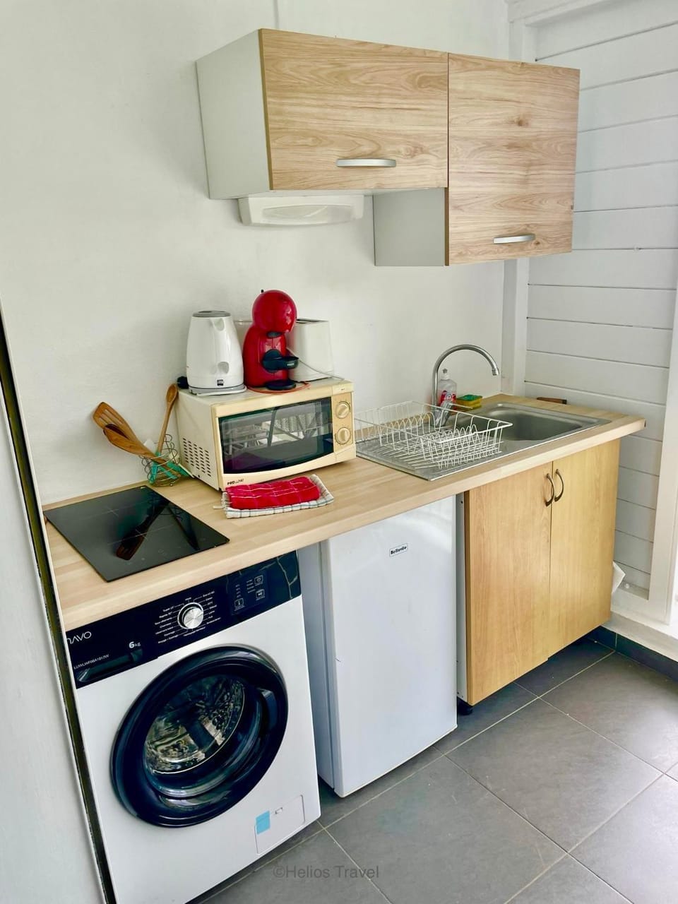 Kitchen or kitchenette, stove, toaster, washing machine