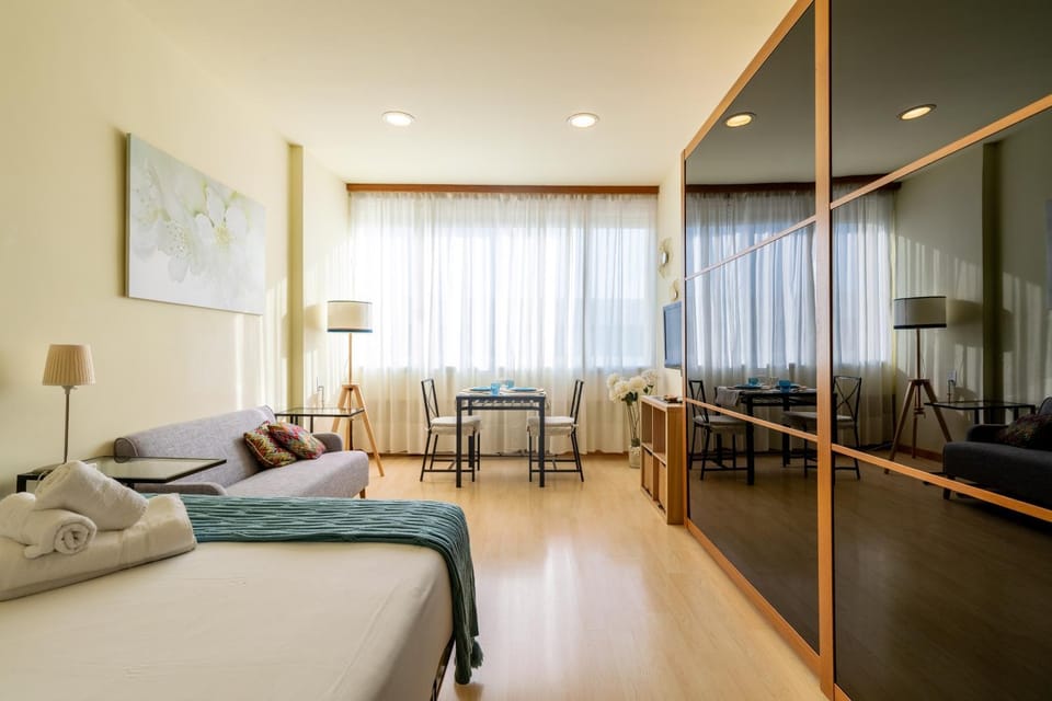 Bed, TV and multimedia, Living room, Dining area, Bedroom