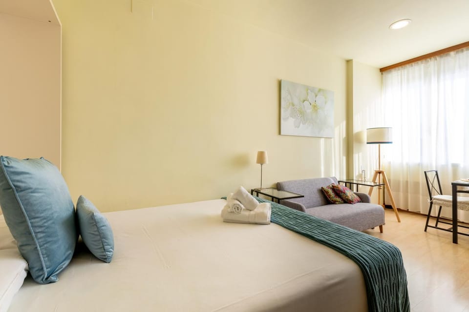 Bed, Living room, Dining area, Bedroom