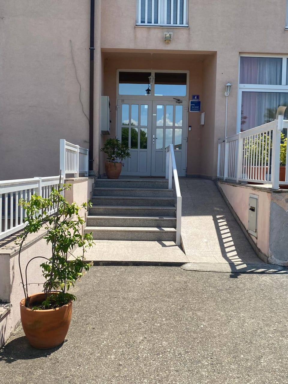 Facade/entrance