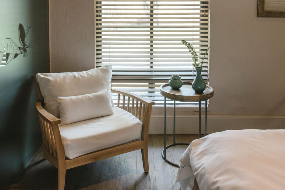 Photo of the whole room, Seating area, Bedroom
