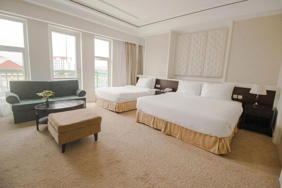 Bed, Living room, Seating area, Bedroom