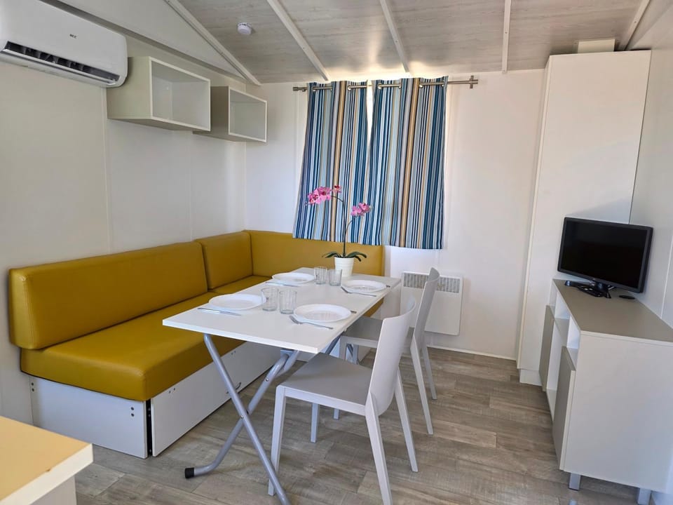 TV and multimedia, Living room, Dining area
