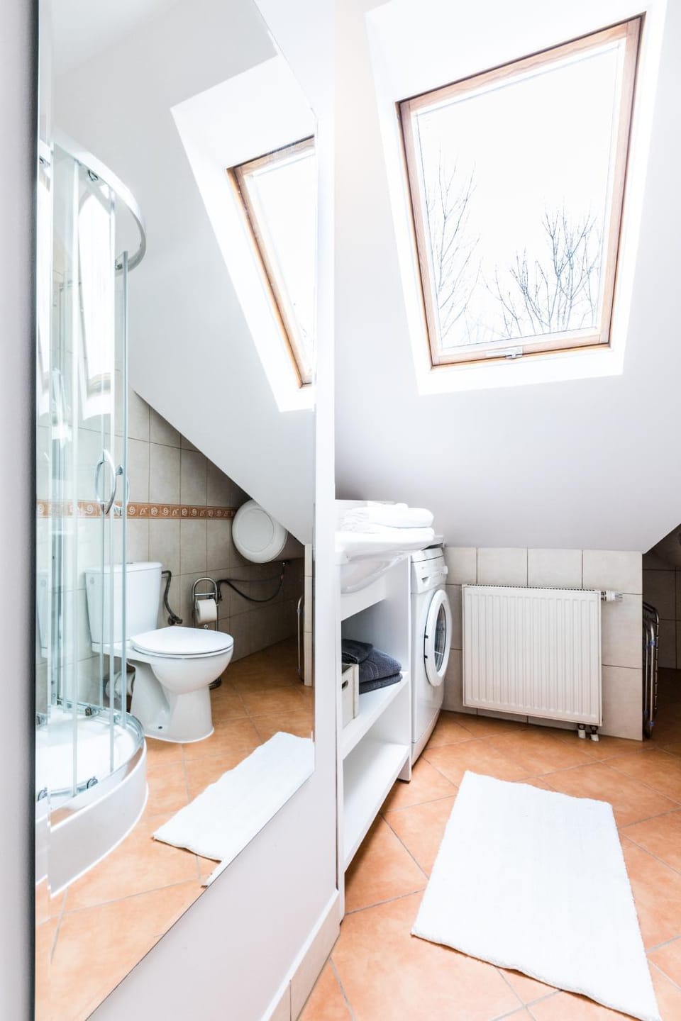 Shower, Toilet, Bathroom, towels, washing machine