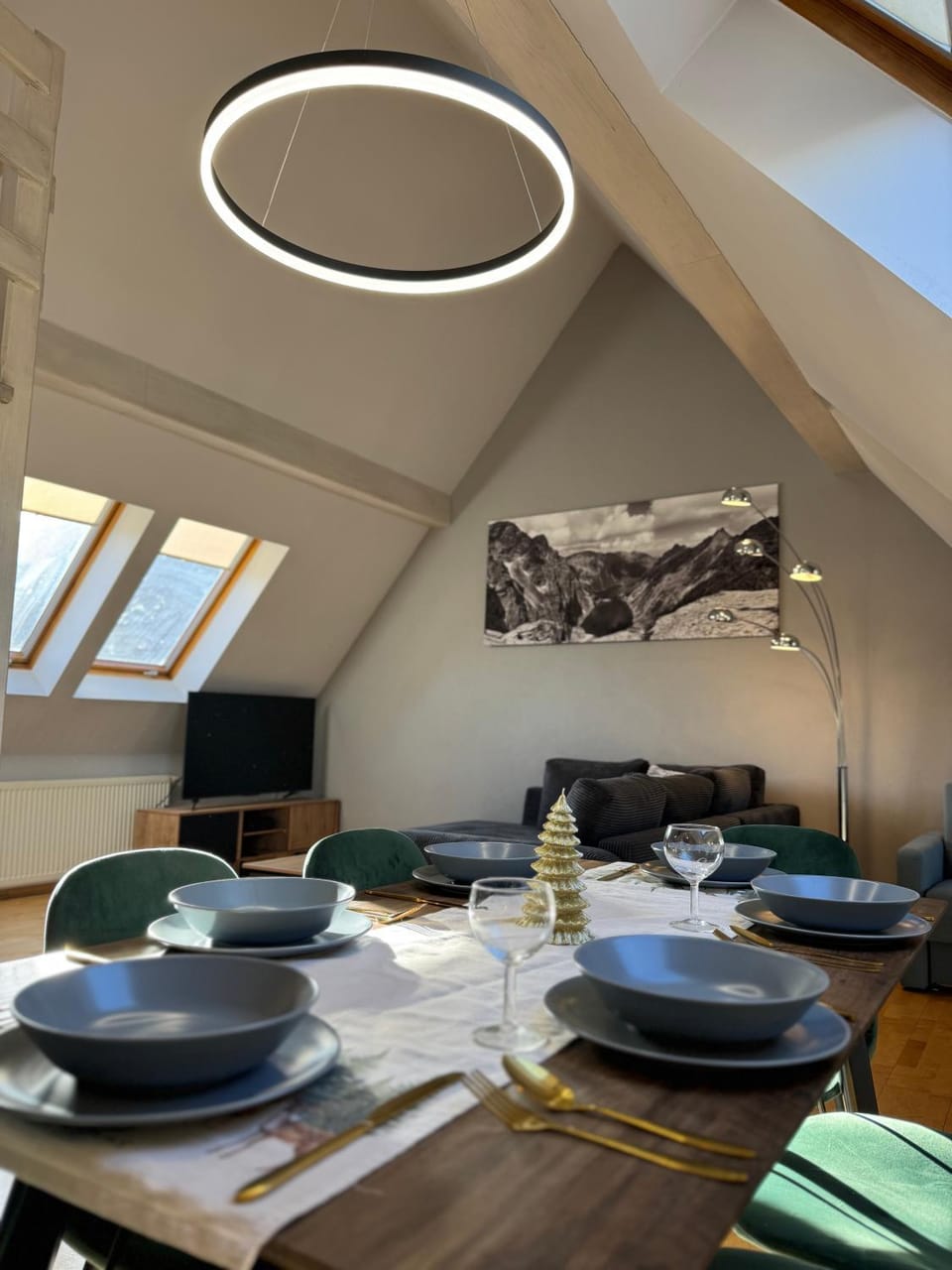 Living room, Food and drinks, Seating area, Dining area, Food
