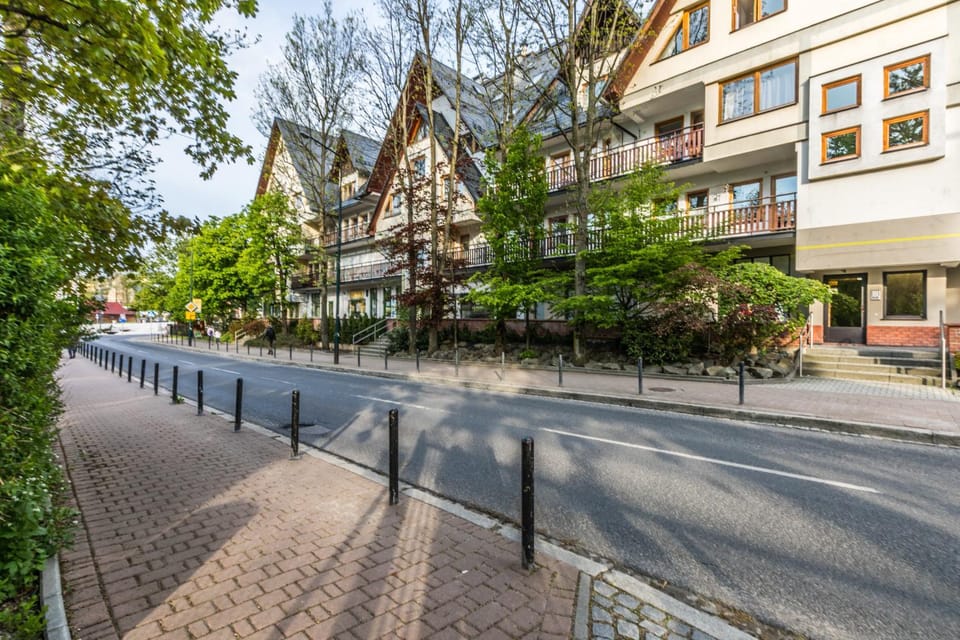 Property building, Spring, Day, Neighbourhood, City view, Street view, Location