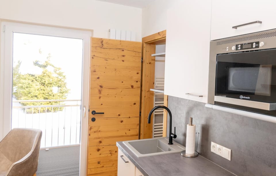 Kitchen or kitchenette, oven