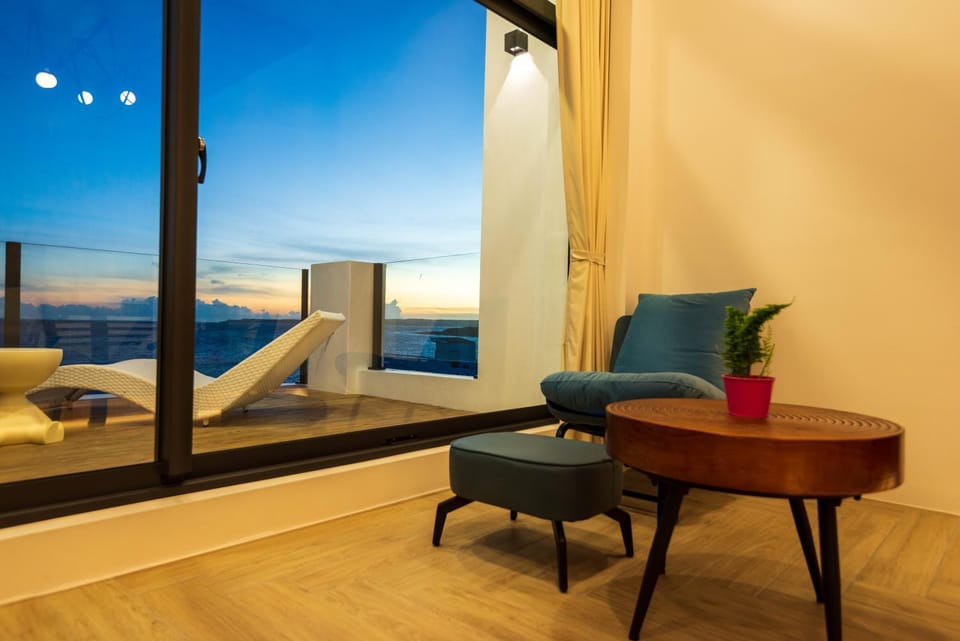 View (from property/room), Balcony/Terrace, Living room, Photo of the whole room, Sea view
